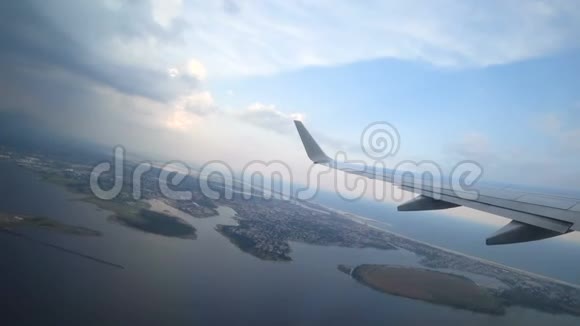 飞机起飞飞越城市上空视频的预览图
