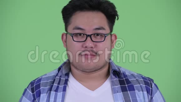 快乐年轻体重超重的亚洲时髦男人微笑的脸视频的预览图