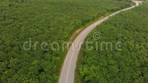 空中射击无人机在公路和森林上空移动视频的预览图