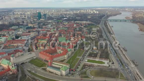 晚上在波兰华沙市中心进行空中拍摄4K视频视频的预览图