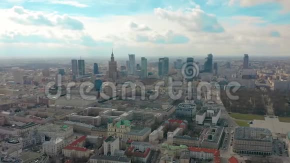 晚上在波兰华沙市中心进行空中拍摄4K视频视频的预览图