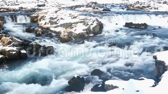 瀑布河冬天视频的预览图