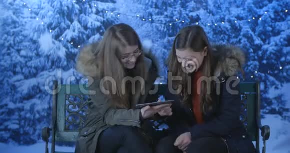 公园里使用数码平板电脑的年轻女性视频的预览图