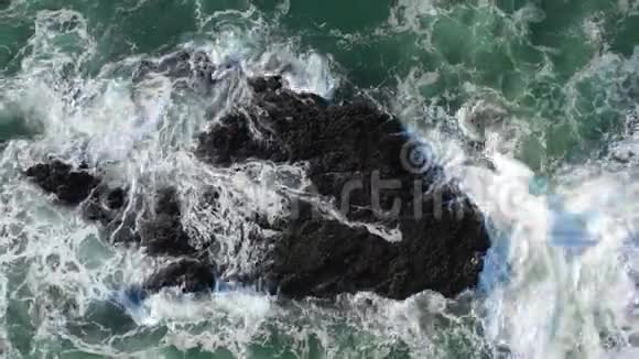 加州北部岩石上海水冲刷的鸟瞰图视频的预览图