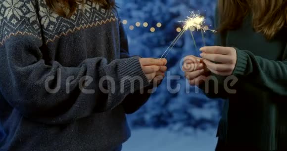 两个女孩手里拿着火花烟花视频的预览图