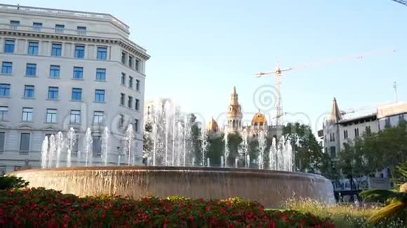 一个欧洲教堂和喷泉的展示场喷泉关闭视频的预览图
