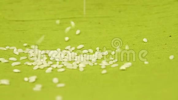 绿色背景下的米粒视频的预览图