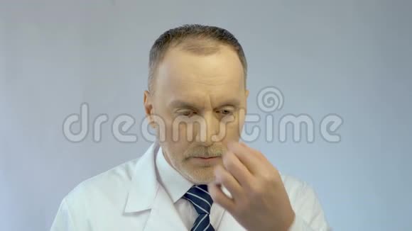 工作过度的主任医师揉眼睛忙碌的工作一天后看起来很累视频的预览图