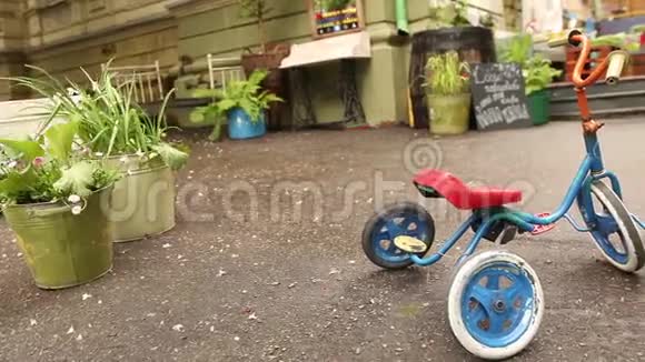 时尚复古咖啡馆在一条城市街道上小孩子复古自行车一种苏联式的庭院视频的预览图