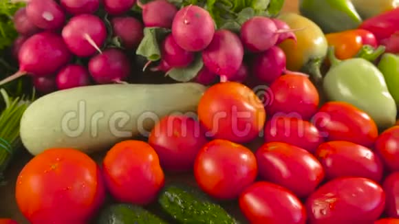 厨房餐桌上的新鲜蔬菜西红柿黄瓜西葫芦辣椒青菜萝卜和蘑菇特写视频的预览图