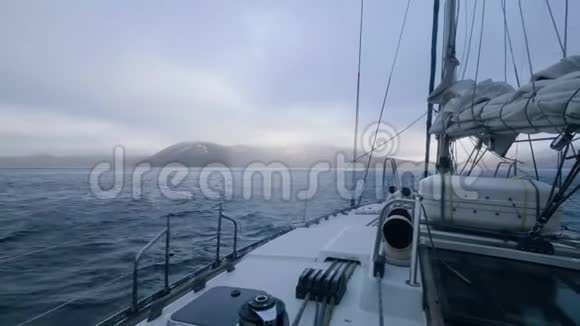 帆船在海上航行从船上可以看到海底景色视频的预览图