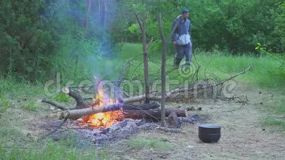 3旅行者用砍柴生火做饭视频的预览图
