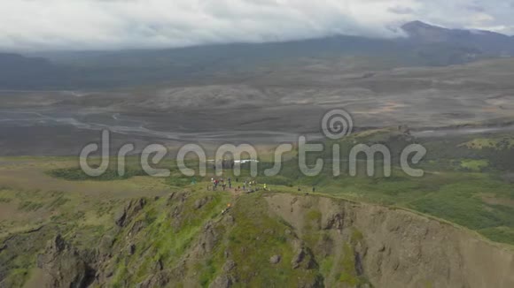 雄伟的空中飞越冰岛景观视频的预览图