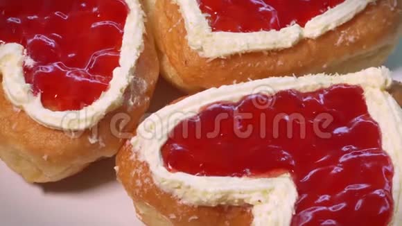 圣瓦伦丁节的心形甜甜圈爱和浪漫的概念顶部视图视频的预览图