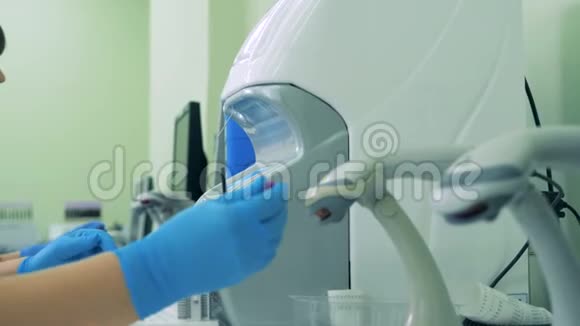 护士用条形码扫描仪扫描空管关闭视频的预览图