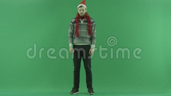 年轻的胡须男结了冰并试图保持温暖绿色的关键背景视频的预览图