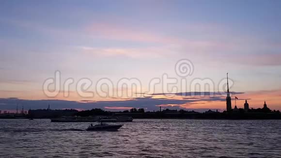 一艘快艇和一艘船在白色的夜晚漂浮在涅瓦河上圣彼得堡市中心的日落前往俄罗斯视频的预览图