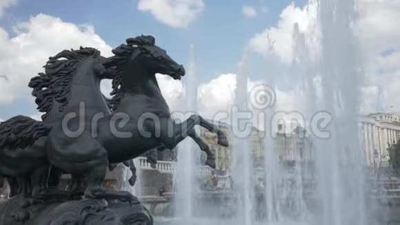 带有喷泉的雕塑构图装饰了城市广场视频的预览图