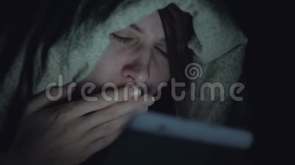 女性有严重咳嗽在线视频的预览图