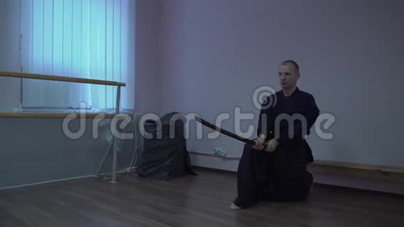 和服中的剑道大师在万圣节骄傲中用剑进行练习视频的预览图