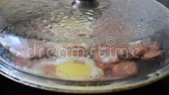 两个鸡蛋煎鸡蛋锅上放香肠视频的预览图