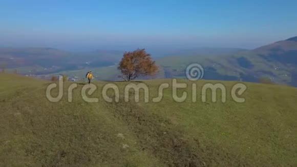 一个带背包的游客在喀尔巴阡山旅行视频的预览图
