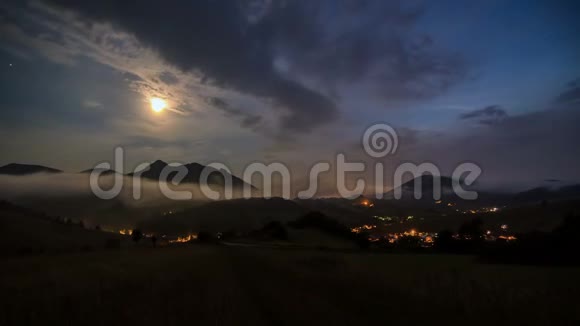 月光下的夜晚快速移动的云层笼罩着乡村视频的预览图