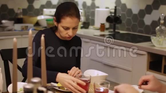 家庭晚餐一个年轻的女人正在和她的家人共进晚餐特写视频的预览图
