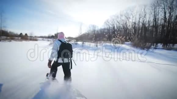 孤独的女人在大自然中飘雪视频的预览图