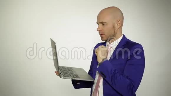 有笔记本电脑的人视频的预览图