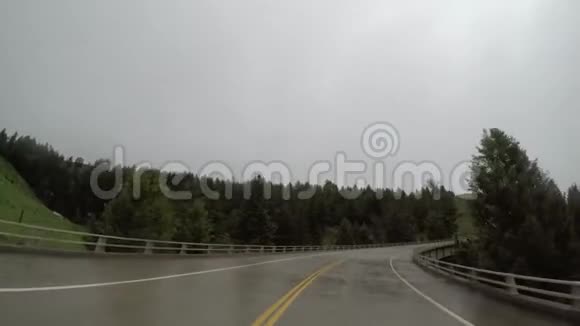 山岭湿路覆被日视频的预览图