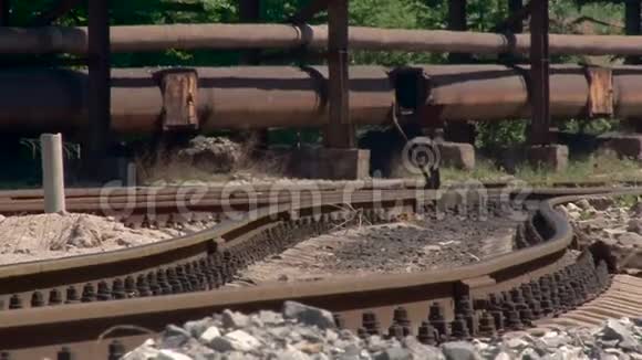 在冶金工厂的地盘上生锈的铁轨夏季高温和融化的空气视频的预览图