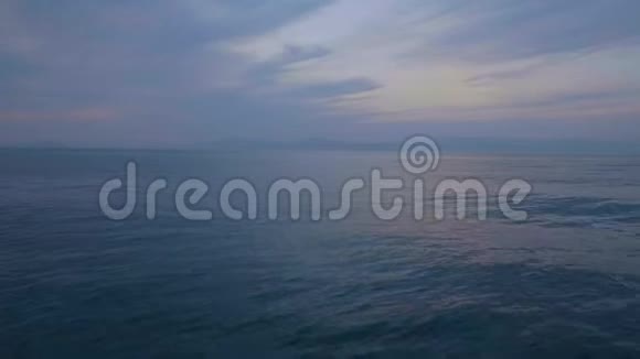 从水面的帆船上可以看到风景从蓝色的海面上看到美丽的天空视频的预览图
