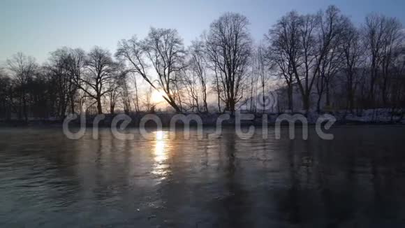 日出的早晨在河边照镜子视频的预览图