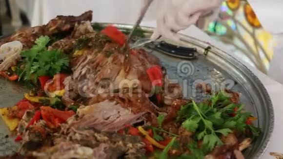 一位厨师蔬菜中的兔刀砍了他的头视频的预览图