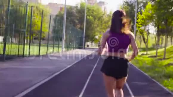 年轻女子在体育场跑步视频的预览图