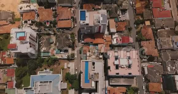 无人驾驶飞机飞越斯里兰卡科伦坡的建筑物向海滨飞去亚洲度假小镇和海洋的鸟瞰图视频的预览图