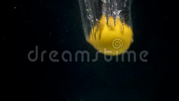 黑色背景下水中柠檬的视频视频的预览图