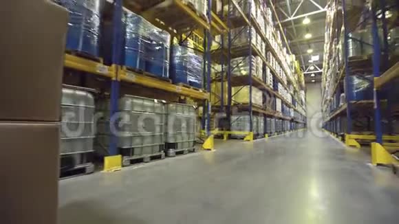仓库工人用货物搬运手推车视频的预览图