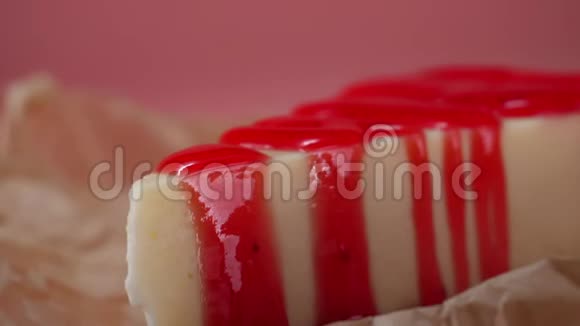 用草莓果酱做的自制芝士蛋糕孤立于粉红色视频的预览图