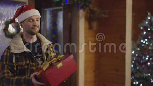 男人给女人圣诞礼物她吻他视频的预览图