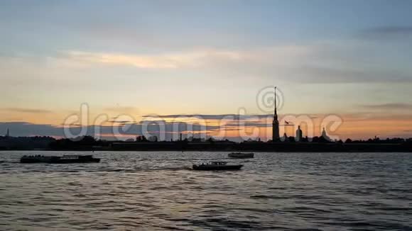 小船在白夜的涅瓦河上航行圣彼得堡市中心的日落前往俄罗斯视频的预览图