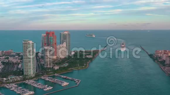 迈阿密佛罗里达美国2019年5月空中无人机飞越迈阿密主频道船游船帆入海视频的预览图