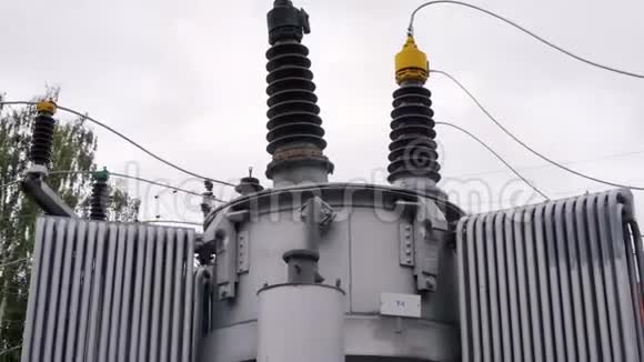 特写高压电气变电站附近多层建筑框架能源概念视频的预览图