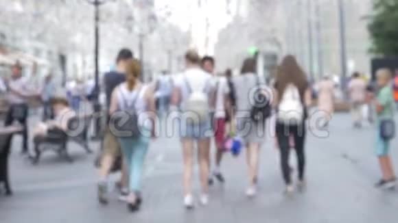 一大群人沿着一条繁忙的街道散步视频的预览图