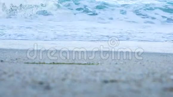 海滩上海浪的速度斜坡视频的预览图