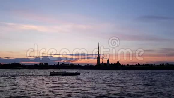 圣彼得堡的白夜历史中心船漂浮在涅瓦河上彼得和保罗堡垒的剪影视频的预览图