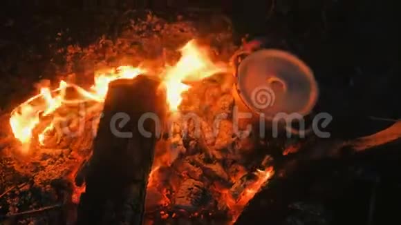 食物是在锅中的篝火上煮熟的特写俯视图视频的预览图