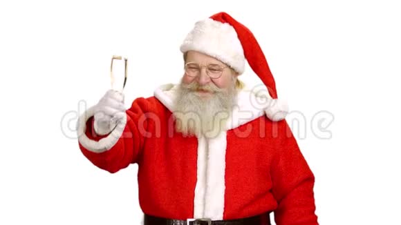 圣诞老人手里拿着香槟酒杯视频的预览图
