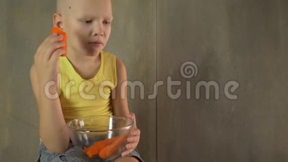有剃头的可爱孩子正在吃生胡萝卜以增强视力美味的素食视频的预览图